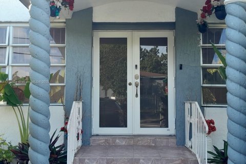 Casa en venta en Miami, Florida, 3 dormitorios, 131.27 m2 № 1938433 - foto 1