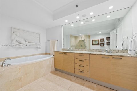 Купить кондоминиум в Халландейл-Бич, Флорида 2 спальни, 135.45м2, № 1937359 - фото 20