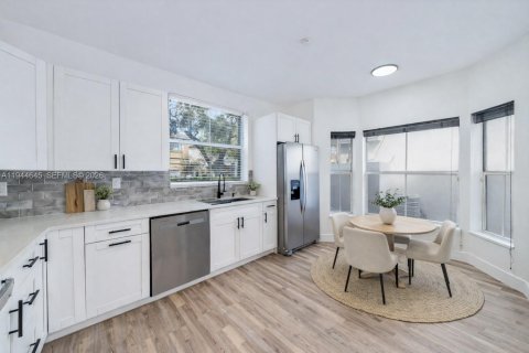 Townhouse in Hollywood, Florida 3 bedrooms, 149.02 sq.m. № 2001742 - photo 8