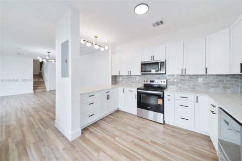 Townhouse in Hollywood, Florida 3 bedrooms, 149.02 sq.m. № 2001742 - photo 19