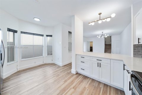 Townhouse in Hollywood, Florida 3 bedrooms, 149.02 sq.m. № 2001742 - photo 18