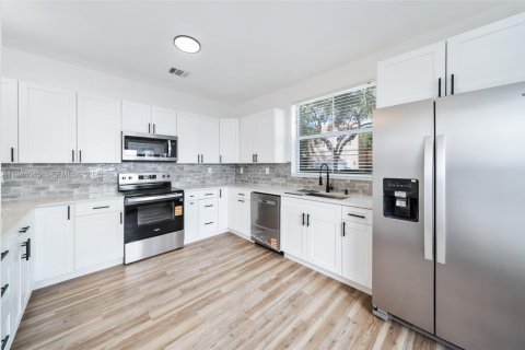 Townhouse in Hollywood, Florida 3 bedrooms, 149.02 sq.m. № 2001742 - photo 15