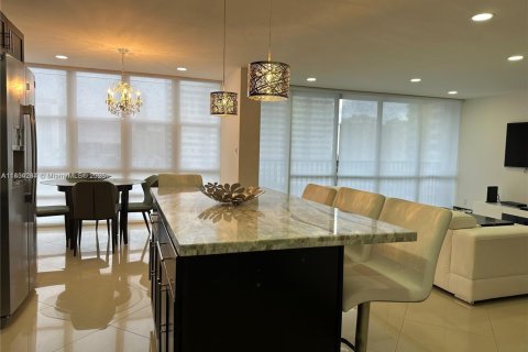 Condominio en alquiler en Hallandale Beach, Florida, 2 dormitorios, 117.99 m2 № 1727494 - foto 14