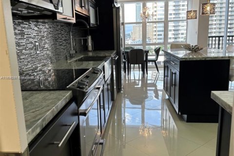 Condominio en alquiler en Hallandale Beach, Florida, 2 dormitorios, 117.99 m2 № 1727494 - foto 7