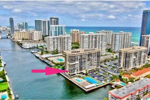 Condominio en alquiler en Hallandale Beach, Florida, 2 dormitorios, 117.99 m2 № 1727494 - foto 1