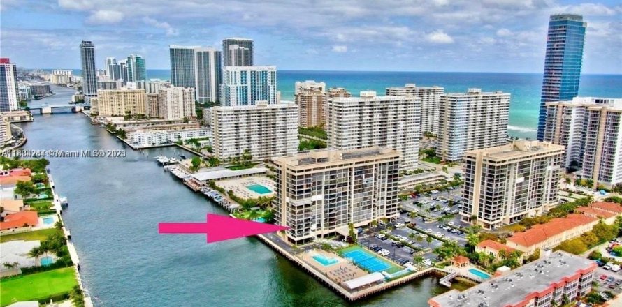 Condominio en Hallandale Beach, Florida, 2 dormitorios № 1727494
