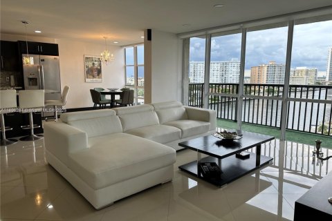 Condominio en alquiler en Hallandale Beach, Florida, 2 dormitorios, 117.99 m2 № 1727494 - foto 18