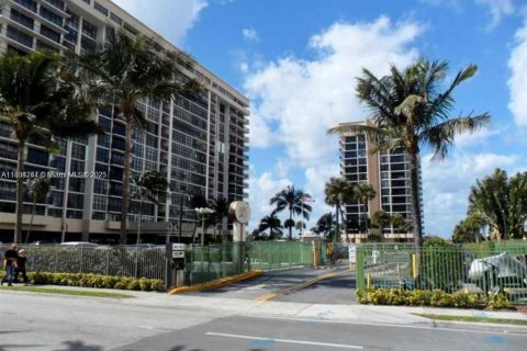 Condominio en alquiler en Hallandale Beach, Florida, 2 dormitorios, 117.99 m2 № 1727494 - foto 2