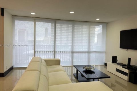 Condominio en alquiler en Hallandale Beach, Florida, 2 dormitorios, 117.99 m2 № 1727494 - foto 17