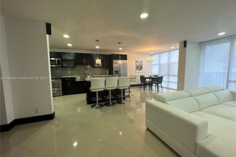 Condominio en alquiler en Hallandale Beach, Florida, 2 dormitorios, 117.99 m2 № 1727494 - foto 11