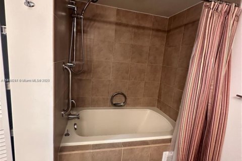 Condominio en alquiler en Hallandale Beach, Florida, 2 dormitorios, 117.99 m2 № 1727494 - foto 28