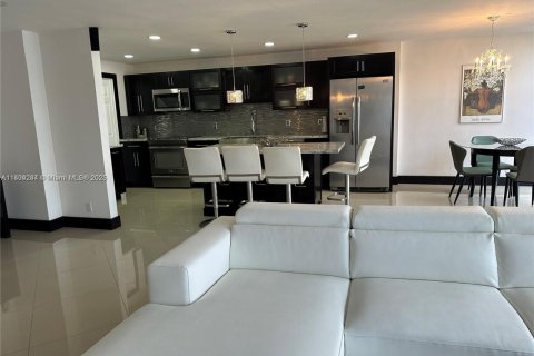 Condominio en alquiler en Hallandale Beach, Florida, 2 dormitorios, 117.99 m2 № 1727494 - foto 10