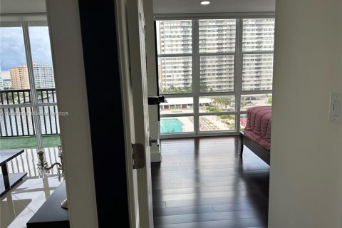 Condominio en alquiler en Hallandale Beach, Florida, 2 dormitorios, 117.99 m2 № 1727494 - foto 20