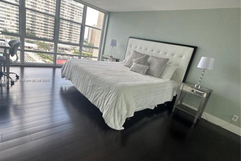 Condominio en alquiler en Hallandale Beach, Florida, 2 dormitorios, 117.99 m2 № 1727494 - foto 24