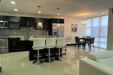 Condominio en alquiler en Hallandale Beach, Florida, 2 dormitorios, 117.99 m2 № 1727494 - foto 12