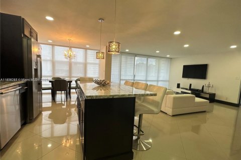 Condominio en alquiler en Hallandale Beach, Florida, 2 dormitorios, 117.99 m2 № 1727494 - foto 13