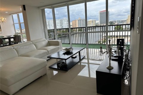 Condominio en alquiler en Hallandale Beach, Florida, 2 dormitorios, 117.99 m2 № 1727494 - foto 15