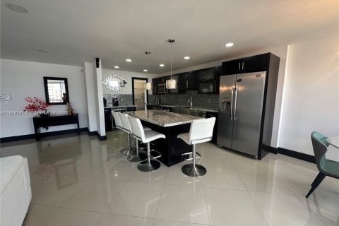 Condominio en alquiler en Hallandale Beach, Florida, 2 dormitorios, 117.99 m2 № 1727494 - foto 4