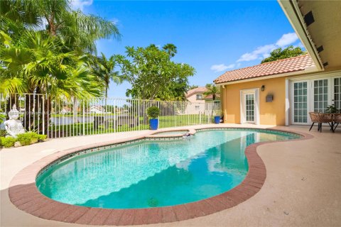 House in Weston, Florida 4 bedrooms, 222.41 sq.m. № 1945173 - photo 8