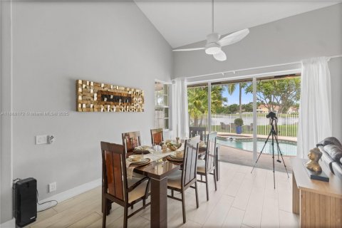 House in Weston, Florida 4 bedrooms, 222.41 sq.m. № 1945173 - photo 13