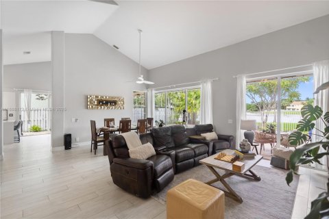 House in Weston, Florida 4 bedrooms, 222.41 sq.m. № 1945173 - photo 11