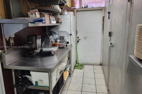 Propiedad comercial en venta en Miami, Florida № 1865088 - foto 13