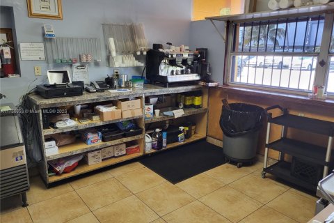 Propiedad comercial en venta en Miami, Florida № 1865088 - foto 18