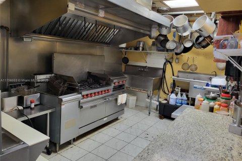 Propiedad comercial en venta en Miami, Florida № 1865088 - foto 3