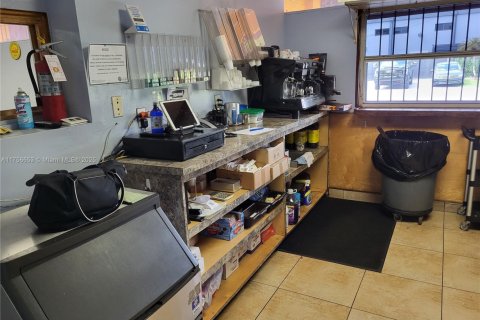 Propiedad comercial en venta en Miami, Florida № 1865088 - foto 5