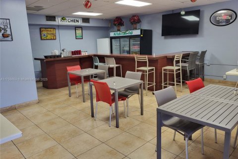 Propiedad comercial en venta en Miami, Florida № 1865088 - foto 2