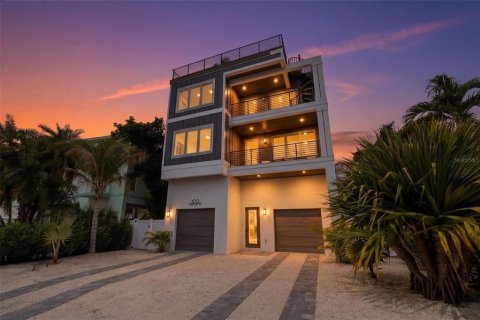 House in Bradenton Beach, Florida 7 bedrooms, 293.2 sq.m. № 2116377