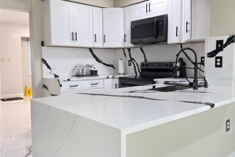 House in Tampa, Florida 3 bedrooms, 215.44 sq.m. № 1733211 - photo 5