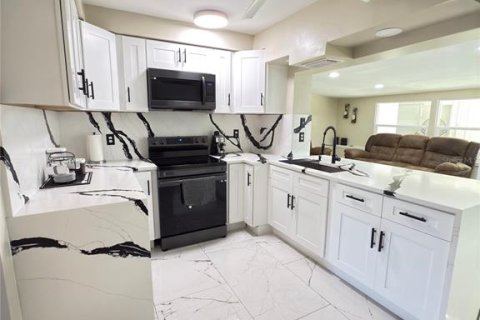 House in Tampa, Florida 3 bedrooms, 215.44 sq.m. № 1733211 - photo 3