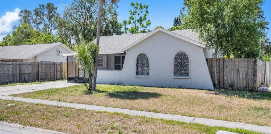 House in Tarpon Springs, Florida 3 bedrooms, 137.59 sq.m. № 1795189