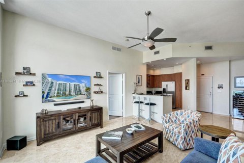 Condo in North Bay Village, Florida, 2 bedrooms  № 1871949 - photo 13