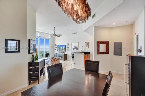 Condo in North Bay Village, Florida, 2 bedrooms  № 1871949 - photo 3