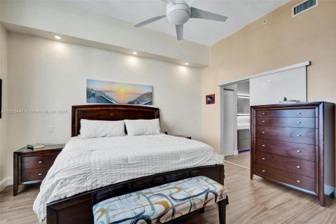 Condo in North Bay Village, Florida, 2 bedrooms  № 1871949 - photo 26