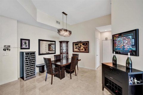 Condo in North Bay Village, Florida, 2 bedrooms  № 1871949 - photo 5