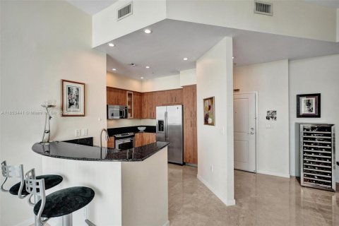 Condo in North Bay Village, Florida, 2 bedrooms  № 1871949 - photo 19