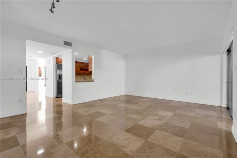 Townhouse in Miami, Florida 3 bedrooms, 151.43 sq.m. № 1975095 - photo 10