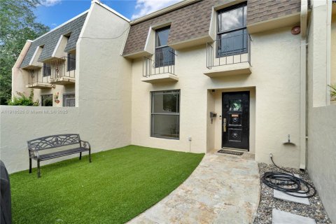 Townhouse in Miami, Florida 3 bedrooms, 151.43 sq.m. № 1975095