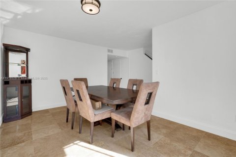 Townhouse in Miami, Florida 3 bedrooms, 151.43 sq.m. № 1975095 - photo 6