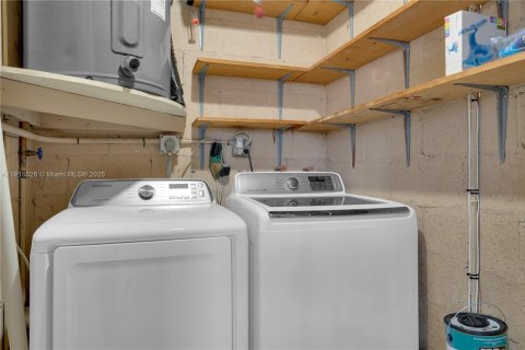 Townhouse in Miami, Florida 3 bedrooms, 151.43 sq.m. № 1975095 - photo 30