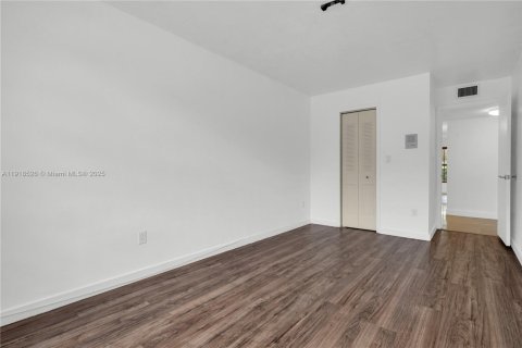 Townhouse in Miami, Florida 3 bedrooms, 151.43 sq.m. № 1975095 - photo 22