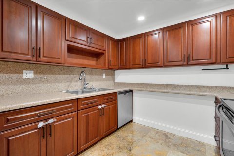 Townhouse in Miami, Florida 3 bedrooms, 151.43 sq.m. № 1975095 - photo 12