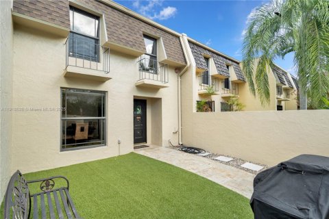 Townhouse in Miami, Florida 3 bedrooms, 151.43 sq.m. № 1975095 - photo 2