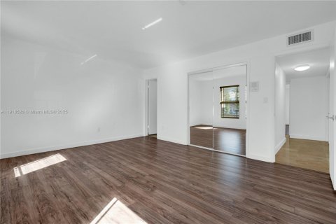 Townhouse in Miami, Florida 3 bedrooms, 151.43 sq.m. № 1975095 - photo 20