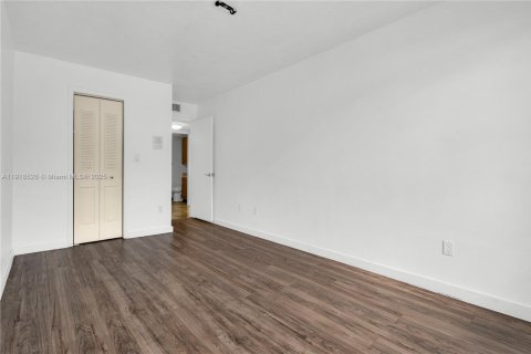 Townhouse in Miami, Florida 3 bedrooms, 151.43 sq.m. № 1975095 - photo 23