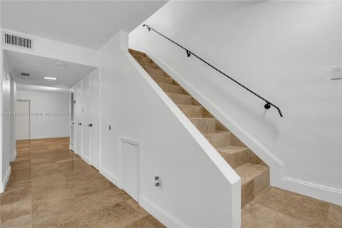 Townhouse in Miami, Florida 3 bedrooms, 151.43 sq.m. № 1975095 - photo 14