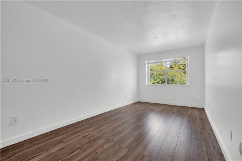 Townhouse in Miami, Florida 3 bedrooms, 151.43 sq.m. № 1975095 - photo 24